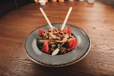 Taze salata tabağı ile karışık yeşillik