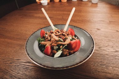 Taze salata tabağı ile karışık yeşillik