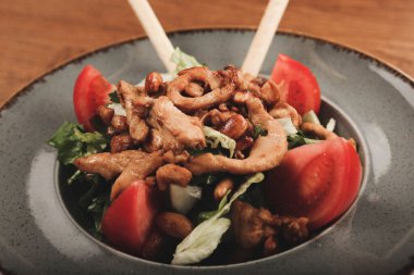 Taze salata tabağı ile karışık yeşillik