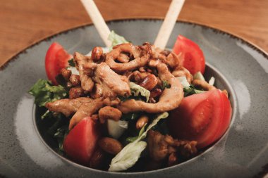 Taze salata tabağı ile karışık yeşillik