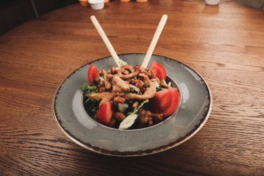 Taze salata tabağı ile karışık yeşillik