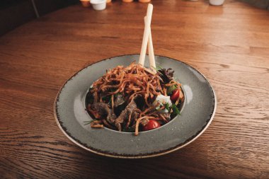 Taze salata tabağı ile karışık yeşillik