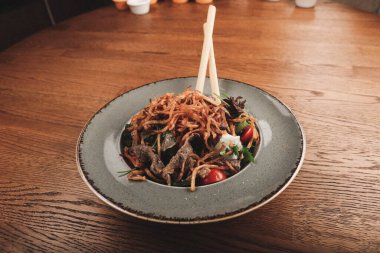 Taze salata tabağı ile karışık yeşillik