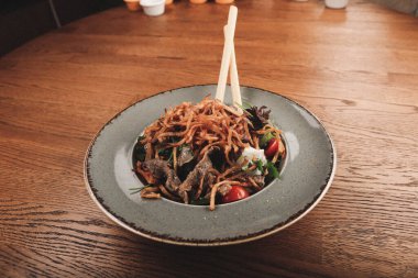 Taze salata tabağı ile karışık yeşillik