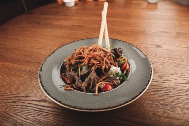 Taze salata tabağı ile karışık yeşillik