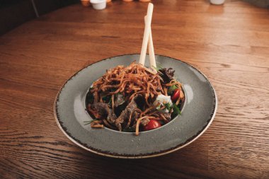 Taze salata tabağı ile karışık yeşillik