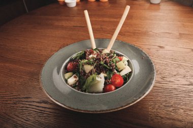 Taze salata tabağı ile karışık yeşillik