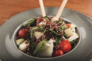 Taze salata tabağı ile karışık yeşillik