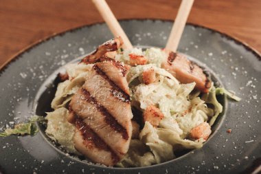 Taze salata tabağı ile karışık yeşillik