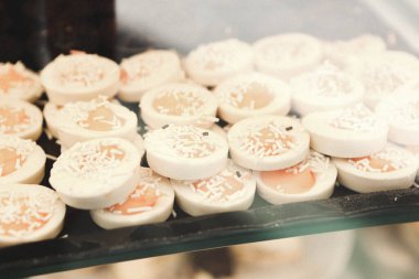 Masada lezzetli bir pasta var.