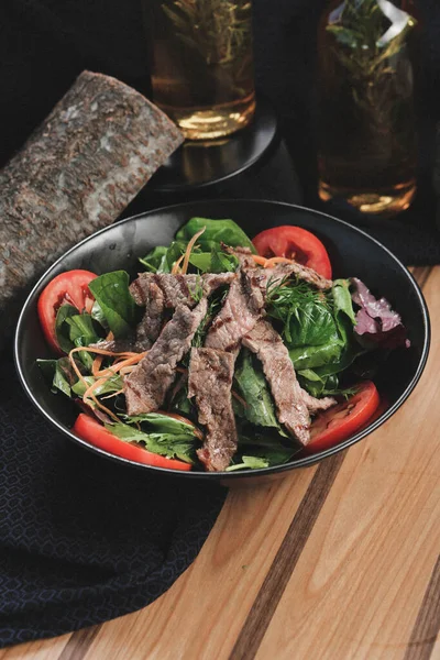 Taze salata tabağı ile karışık yeşillik