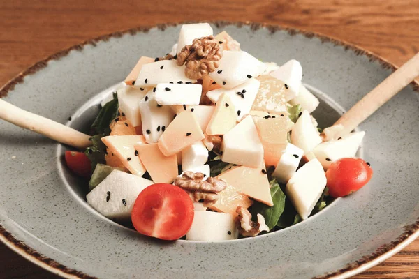 Taze salata tabağı ile karışık yeşillik