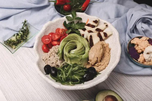 Taze salata tabağı ile karışık yeşillik