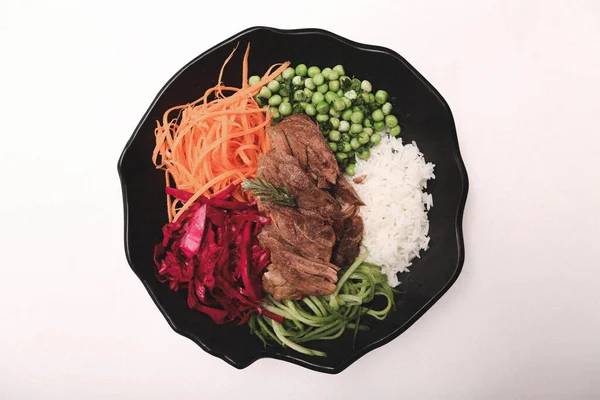 Taze salata tabağı ile karışık yeşillik