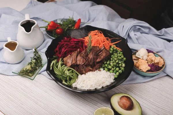 Placa Ensalada Fresca Con Verduras Mixtas — Foto de Stock