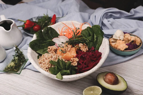 Placa Ensalada Fresca Con Verduras Mixtas — Foto de Stock