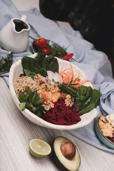 Placa Ensalada Fresca Con Verduras Mixtas — Foto de Stock