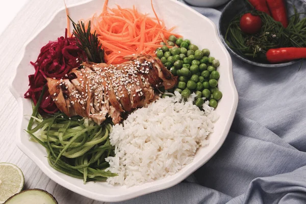 Taze salata tabağı ile karışık yeşillik