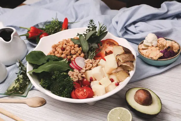 Assiette Salade Fraîche Avec Des Légumes Mélangés — Photo