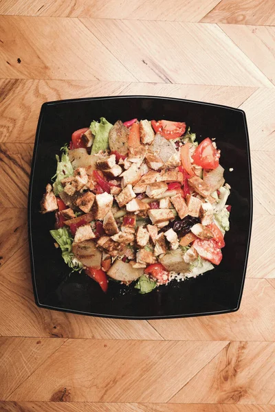 Taze salata tabağı ile karışık yeşillik