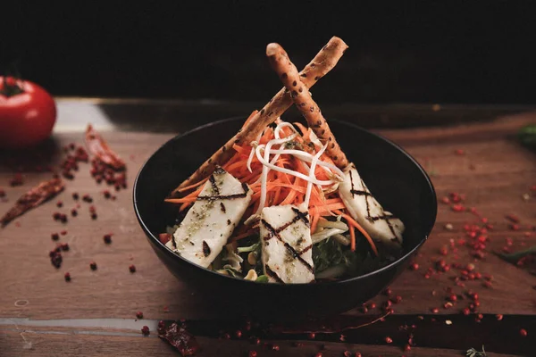 Taze salata tabağı ile karışık yeşillik