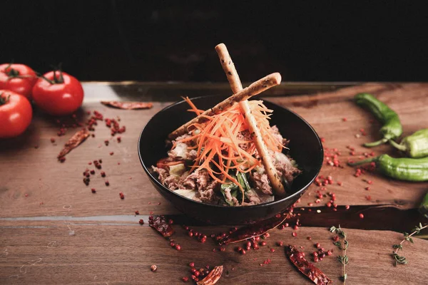 Taze salata tabağı ile karışık yeşillik