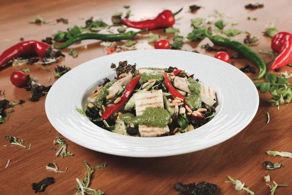 Taze salata tabağı ile karışık yeşillik