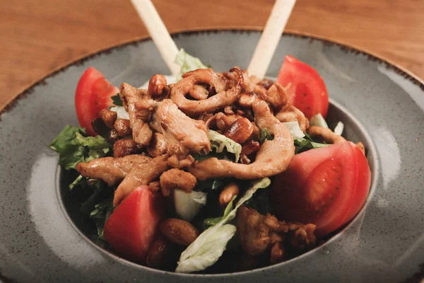 Taze salata tabağı ile karışık yeşillik