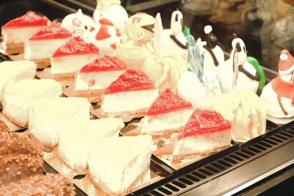 Tabuleiro Com Delicioso Bolo Mesa — Fotografia de Stock