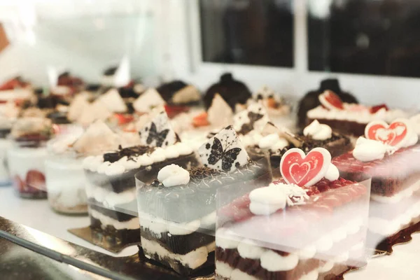 Tabuleiro Com Delicioso Bolo Mesa — Fotografia de Stock