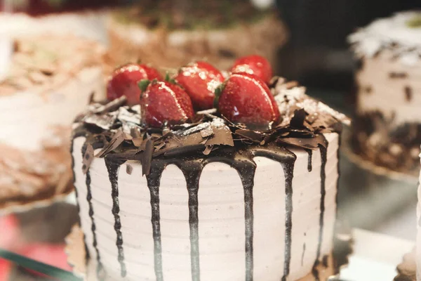 Junta Con Delicioso Pastel Mesa — Foto de Stock