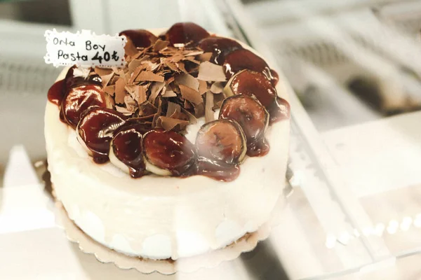 Tavola Con Deliziosa Torta Sul Tavolo — Foto Stock