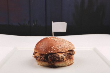 Taze sebzeli ev yapımı hamburger.