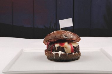Taze sebzeli ev yapımı hamburger.