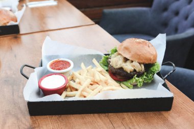 Taze sebzeli ev yapımı hamburger.