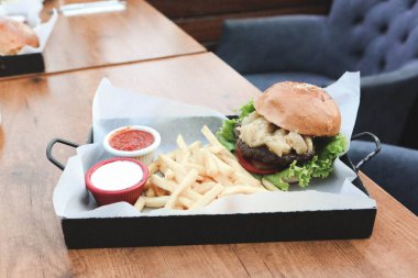 Taze sebzeli ev yapımı hamburger.