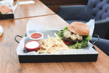 Taze sebzeli ev yapımı hamburger.