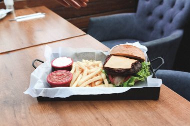 Taze sebzeli ev yapımı hamburger.