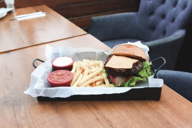 Taze sebzeli ev yapımı hamburger.