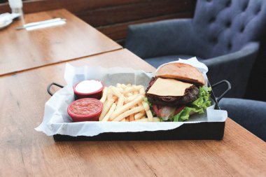 Taze sebzeli ev yapımı hamburger.