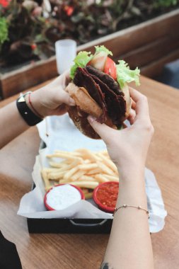 Taze sebzeli ev yapımı hamburger.