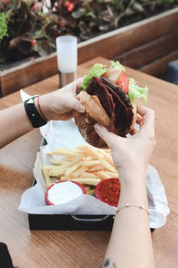 Taze sebzeli ev yapımı hamburger.