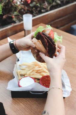 Taze sebzeli ev yapımı hamburger.