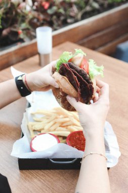 Taze sebzeli ev yapımı hamburger.