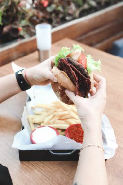 Taze sebzeli ev yapımı hamburger.