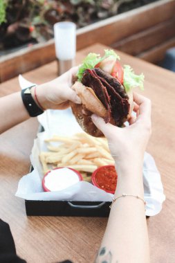 Taze sebzeli ev yapımı hamburger.