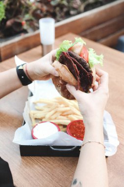 Taze sebzeli ev yapımı hamburger.