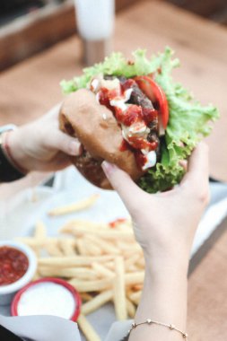 Taze sebzeli ev yapımı hamburger.