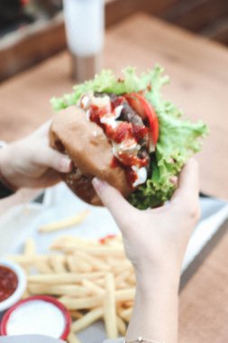 Taze sebzeli ev yapımı hamburger.