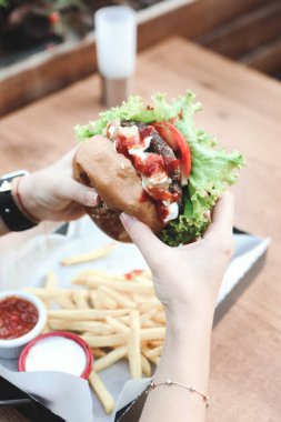 Taze sebzeli ev yapımı hamburger.